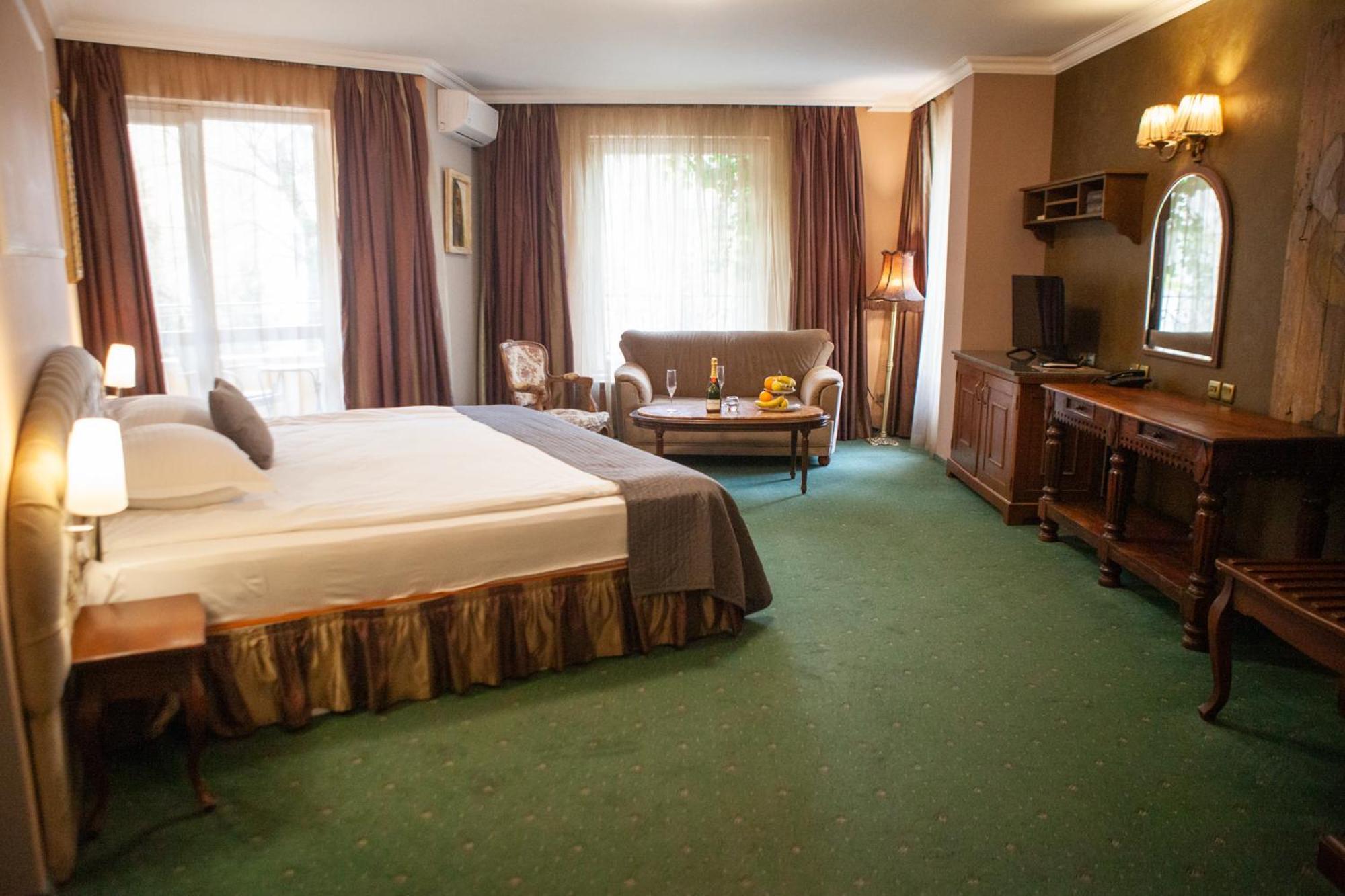 Meg-lozenetz Hotel 3*